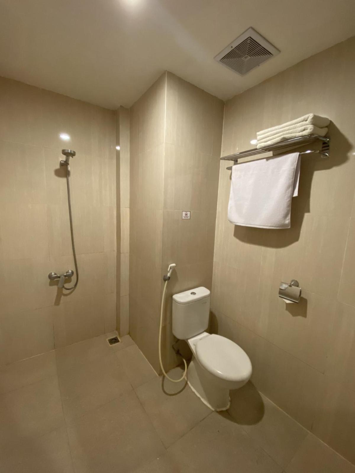 Front One Budget Malang By Azana Exterior foto